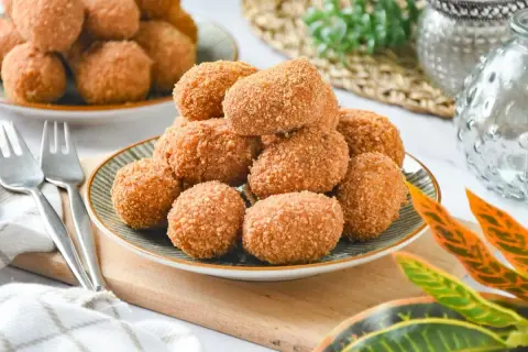 Plato de croquetas doradas y crujientes, perfectas para aprender como hacer croquetas caseras.
