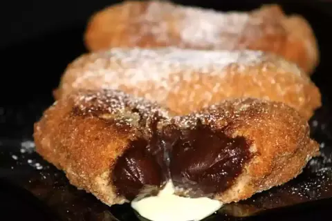 Croquetas de chocolate fundido, espolvoreadas con azúcar glas. Un postre irresistible.