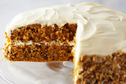 Tarta de zanahoria casera con glaseado cremoso y nueces picadas. ¡Perfecta para tu próxima receta!