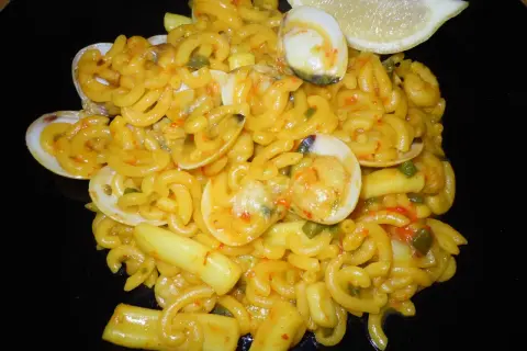 Fideos con almejas y gambas, un plato marinero lleno de sabor.