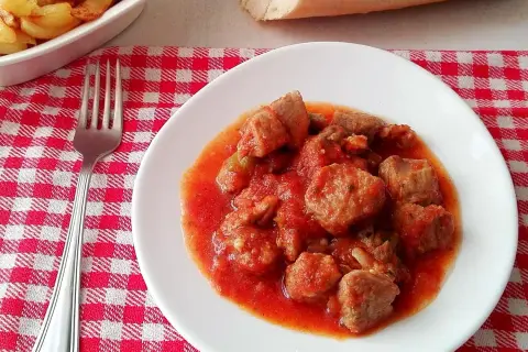 Sabrosa carne con tomate, lista para disfrutar. Una receta casera que huele a hogar.