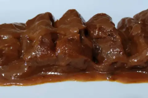 Carrilleras al Pedro Ximénez, tiernas y jugosas, bañadas en una rica salsa oscura. Un manjar que se deshace en la boca.