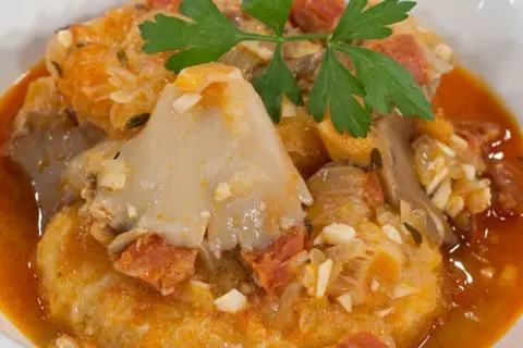 Deliciosas setas en salsa, con trozos de chorizo y perejil fresco, un plato reconfortante.