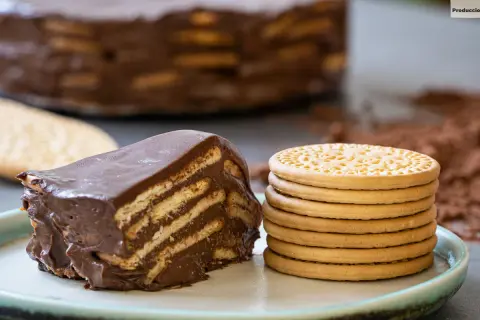 Deliciosa marquesa de chocolate con galletas y cacao espolvoreado. Un postre irresistible.