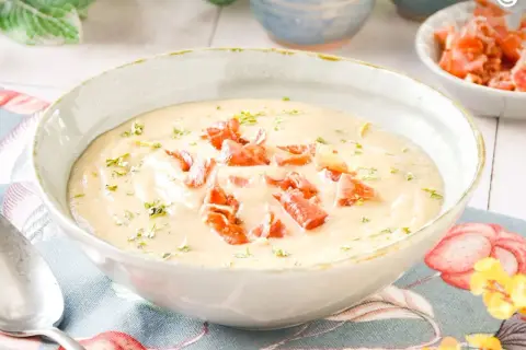 Crema de champiñones con jamón crujiente, un plato reconfortante y delicioso.