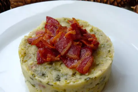 Delicioso trinxat de la Cerdanya, un plato tradicional con patata, col y tocino crujiente.