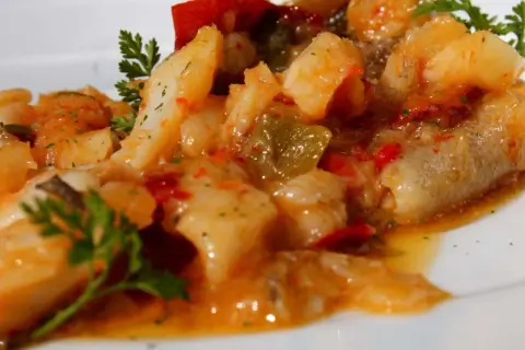Delicioso plato de bacalao en salsa con pimientos, parte de la receta del auténtico ajoarriero navarro.