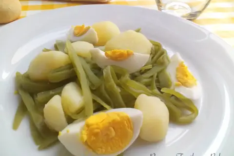 Plato de judías verdes con patatas y huevo duro. Una opción saludable y deliciosa.