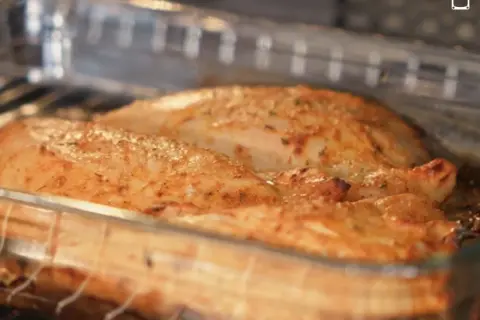 Solomillo de pavo al horno, dorado y jugoso, listo para servir.