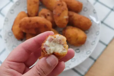Croquetas sin gluten, doradas y crujientes, con un interior cremoso. ¡Un bocado delicioso para todos!