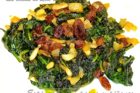 Espinacas a la catalana, un plato vibrante con espinacas salteadas, pasas dulces y piñones tostados.