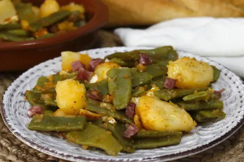 Judías verdes con jamón y patatas, un plato casero delicioso.