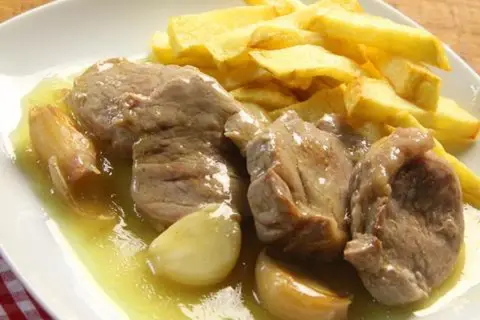 Solomillo al whisky jugoso con patatas fritas crujientes.