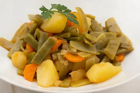 Rehogado de judías verdes con patatas y zanahoria, un plato casero y saludable.