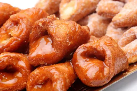 Dulces pestiños antiguos, dorados y brillantes, listos para disfrutar. Una delicia tradicional.