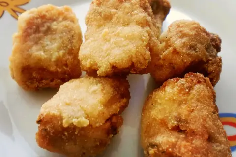 Crujientes trozos de merluza en adobo, dorados y listos para disfrutar.