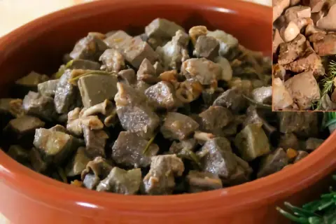Deliciosa asadura de cordero guisada con hierbas aromáticas, servida en una cazuela de barro.