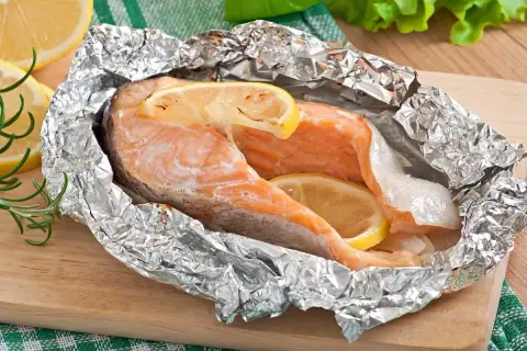 Salmón al horno en papel de aluminio con rodajas de limón. Una de las mejores recetas con salmón para una comida fácil y saludable.
