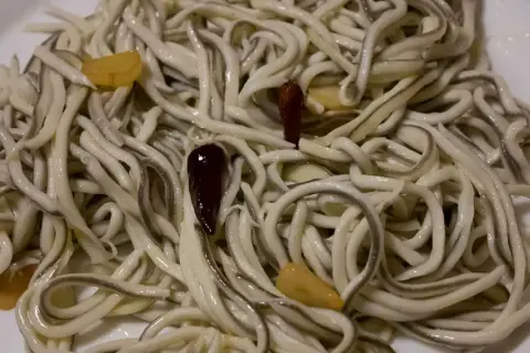 Delicioso revuelto de gulas con ajos laminados y guindillas. Un plato sencillo pero lleno de sabor.