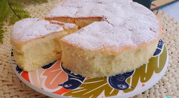 Bizcocho esponjoso con claras de huevo y yogur, espolvoreado con azúcar glas. ¡Perfecto para el desayuno!