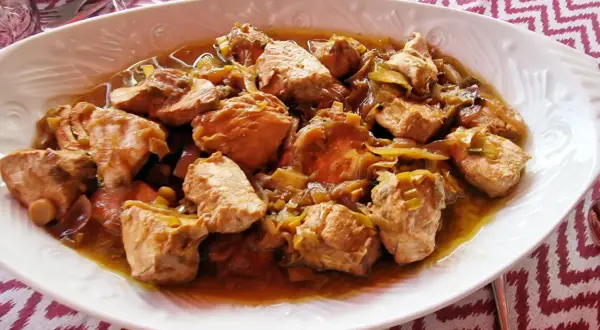 Bonito en escabeche, una receta deliciosa y fácil de preparar. Trozos de bonito jugoso en una salsa sabrosa con cebolla.