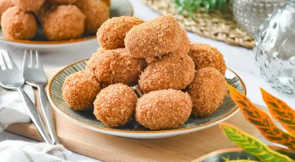 Plato de croquetas doradas y crujientes, perfectas para aprender como hacer croquetas caseras.