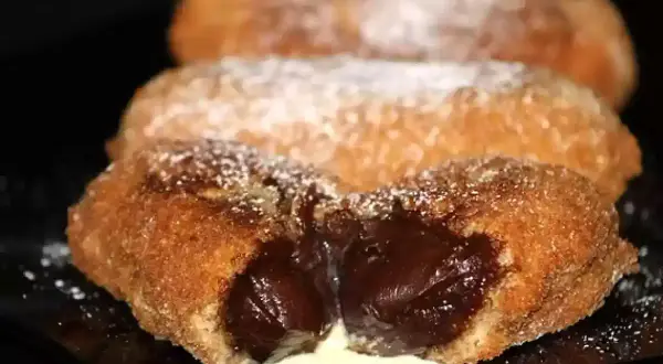Croquetas de chocolate fundido, espolvoreadas con azúcar glas. Un postre irresistible.