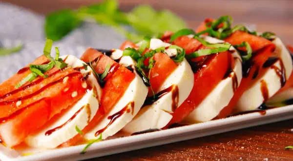 Ensalada Caprese con sandía, mozzarella y albahaca, un toque fresco para tus recetas con sandía.