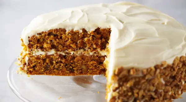 Tarta de zanahoria casera con glaseado cremoso y nueces picadas. ¡Perfecta para tu próxima receta!