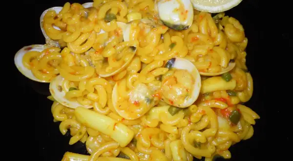 Fideos con almejas y gambas, un plato marinero lleno de sabor.