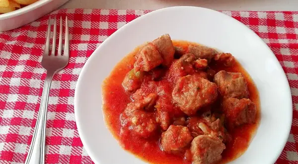 Sabrosa carne con tomate, lista para disfrutar. Una receta casera que huele a hogar.