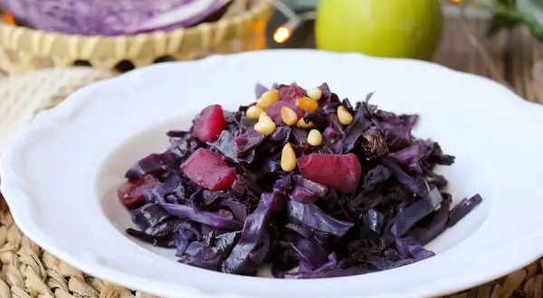 Plato de lombarda rehogada con trozos de manzana y piñones. Una delicia para tus recetas de lombarda rehogada.