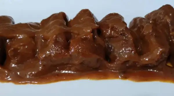 Carrilleras al Pedro Ximénez, tiernas y jugosas, bañadas en una rica salsa oscura. Un manjar que se deshace en la boca.