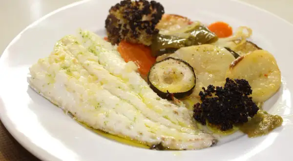 Merluza al horno con verduras asadas: brócoli, zanahoria, calabacín y pimientos. Un plato saludable y delicioso.