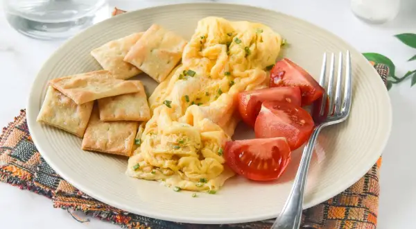 Tortilla francesa en microondas con galletas saladas y tomates. Un desayuno rápido y fácil.
