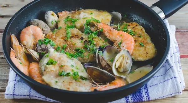 Merluza a la marinera con almejas y gambas, un plato delicioso y fresco, listo para disfrutar.