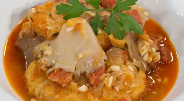 Deliciosas setas en salsa, con trozos de chorizo y perejil fresco, un plato reconfortante.