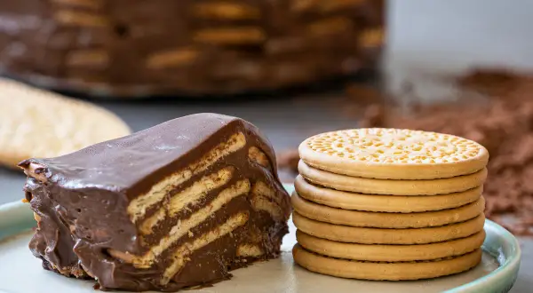Deliciosa marquesa de chocolate con galletas y cacao espolvoreado. Un postre irresistible.