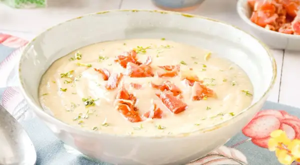 Crema de champiñones con jamón crujiente, un plato reconfortante y delicioso.
