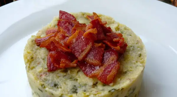 Delicioso trinxat de la Cerdanya, un plato tradicional con patata, col y tocino crujiente.