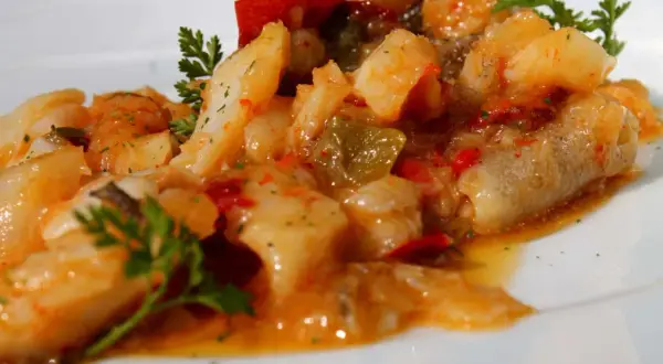 Delicioso plato de bacalao en salsa con pimientos, parte de la receta del auténtico ajoarriero navarro.