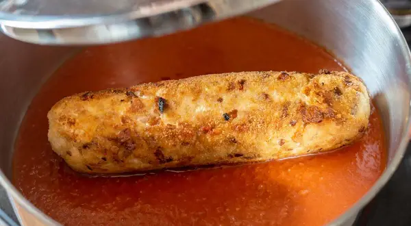 Rollo de bonito en salsa de tomate, un clásico rollo de bonito receta de la abuela, listo para servir.