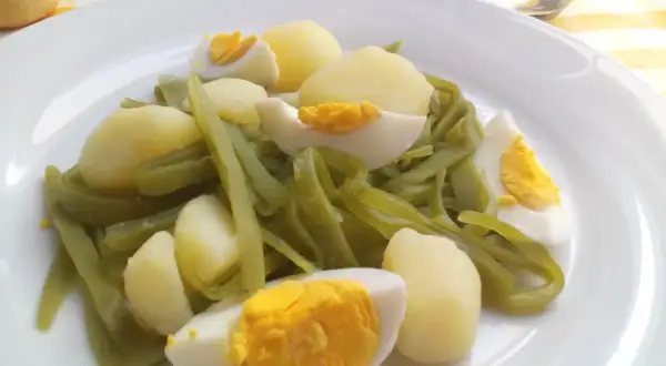 Plato de judías verdes con patatas y huevo duro. Una opción saludable y deliciosa.