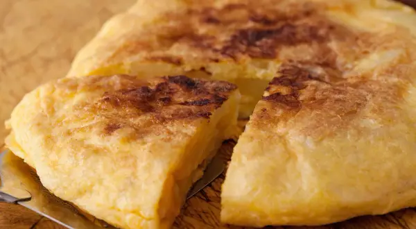 Una jugosa tortilla de cebolla, dorada y lista para servir.