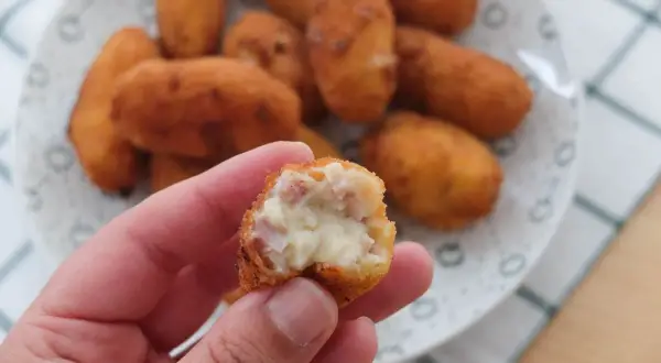 Croquetas sin gluten, doradas y crujientes, con un interior cremoso. ¡Un bocado delicioso para todos!