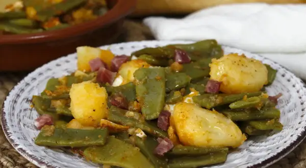 Judías verdes con jamón y patatas, un plato casero delicioso.