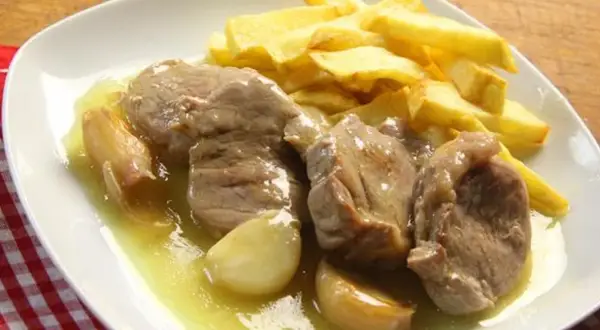 Solomillo al whisky jugoso con patatas fritas crujientes.