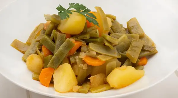 Rehogado de judías verdes con patatas y zanahoria, un plato casero y saludable.