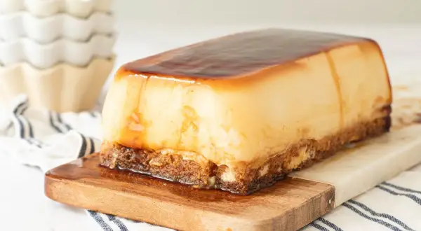 Tarta de cuajada con base crujiente y caramelo líquido, lista para servir.