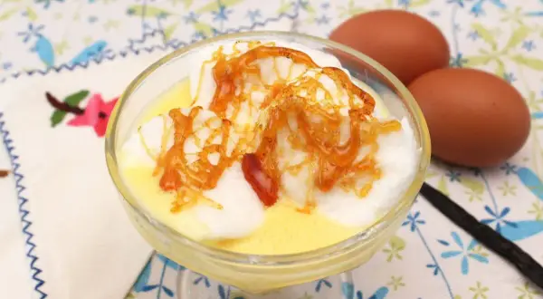 Delicioso postre de huevos a la nieve, con merengue esponjoso bañado en crema inglesa y caramelo crujiente.